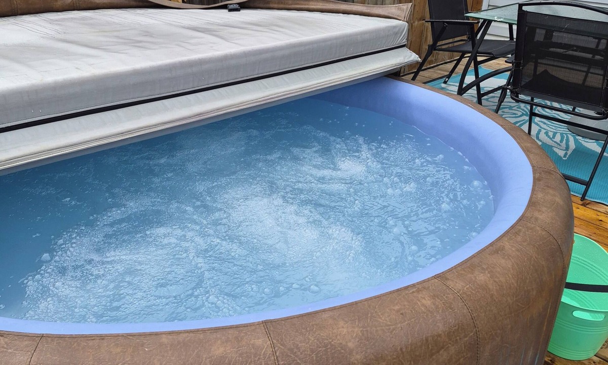Sylvan Lake Cottage | Beach Retreat with Hot Tub | 1 Block to Beach | Free Parking