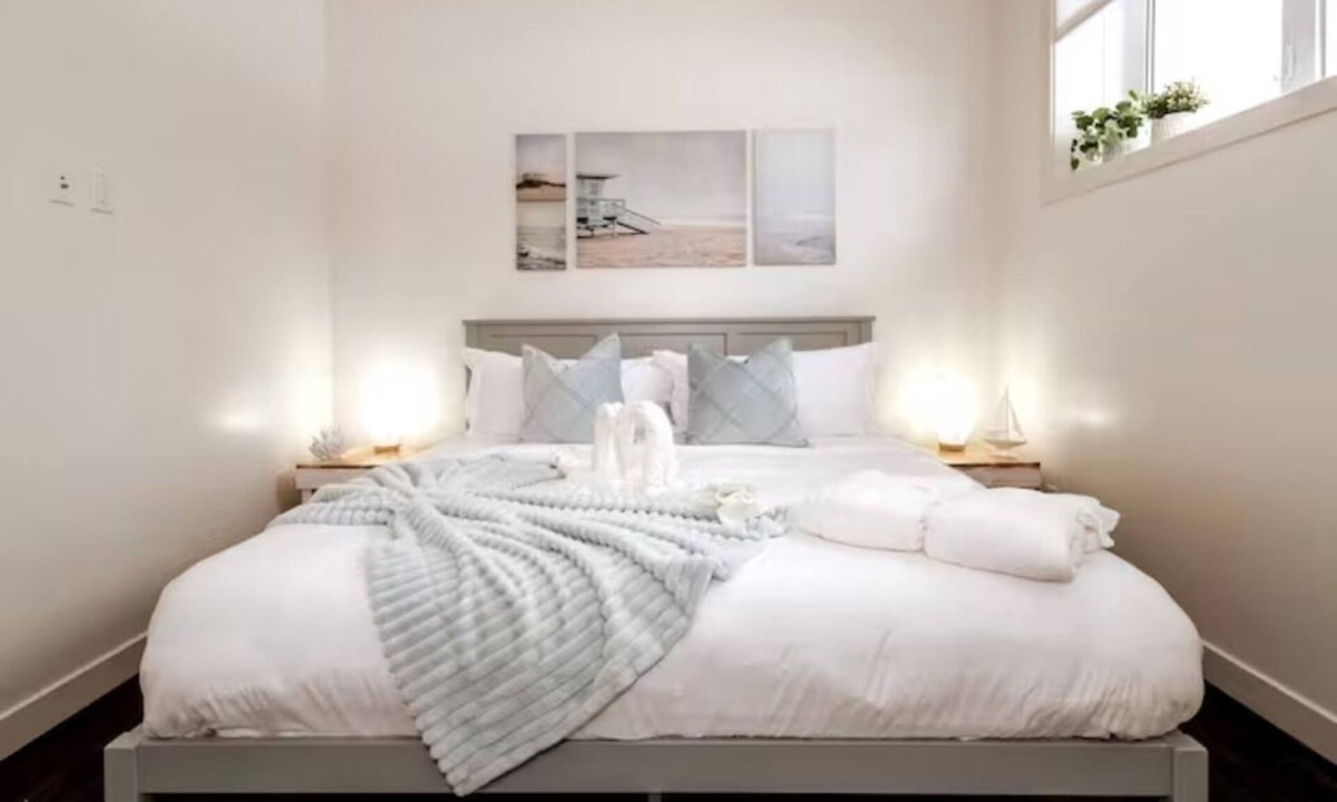 Jasper Place House | Beach Vibes - KING Bed - Fireplace - Netflix - WiFi