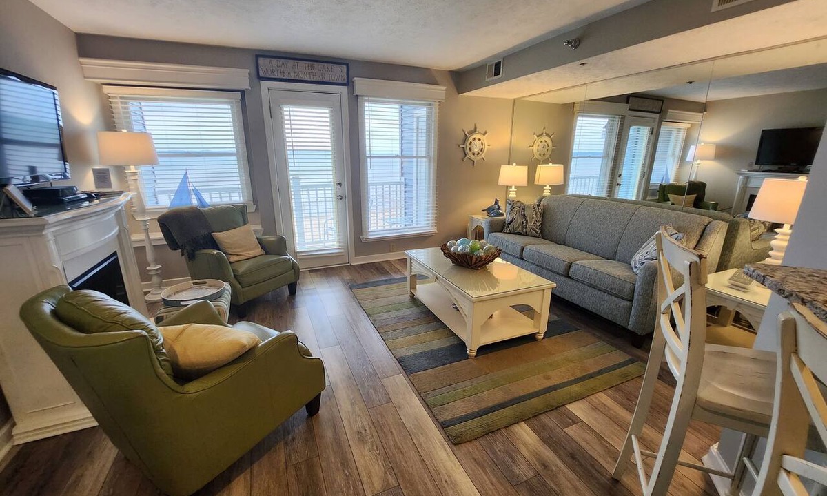 Traverse City Condo | Beachfront, Balcony, Fireplace! - North Shore Inn Unit 204