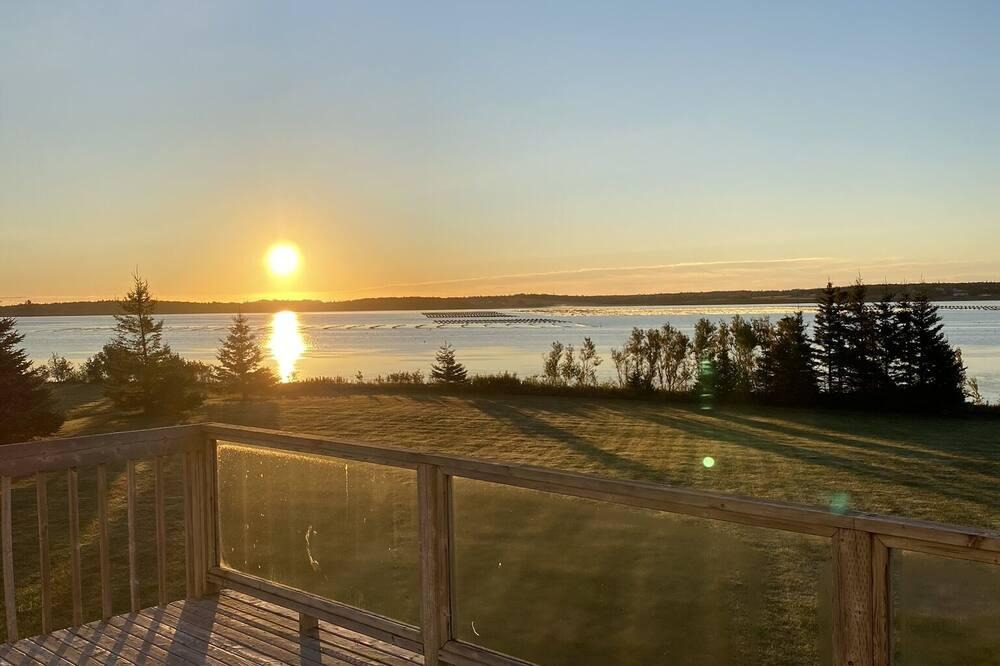 Cymbria House | Beachfront property near National Park and golf
