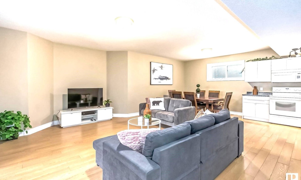 West Edmonton Apartment | Beautiful 3BR, 4Beds Ravine Suite In Donsdale Near Henday, WEM, More Parking!