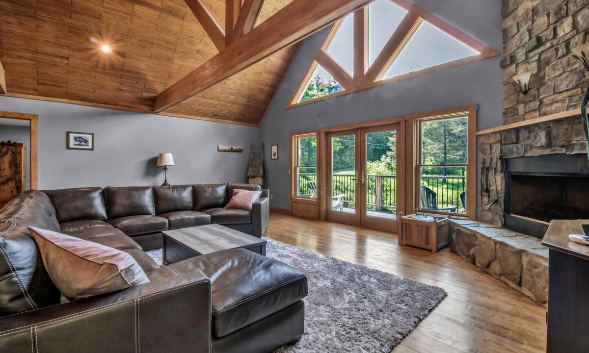 Salamanca House | Beautiful 6 bedroom Ellicottville Chalet