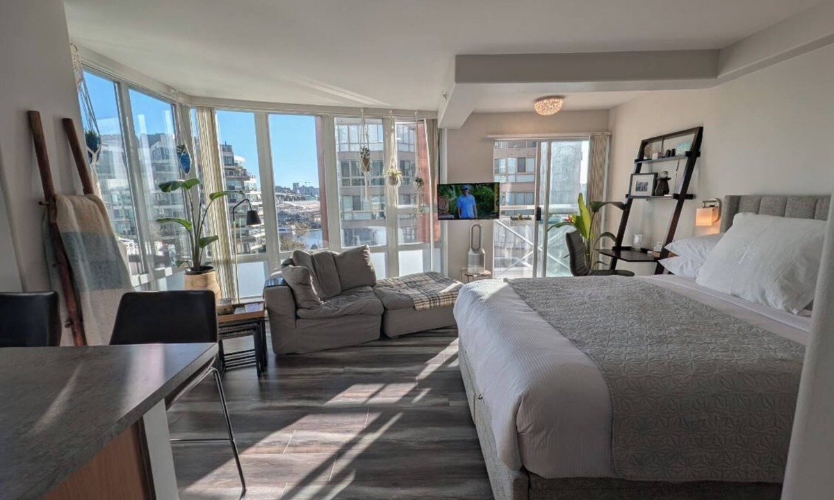 Downtown Vancouver Condo | Beautiful boutique Beach Retreat-upscale and newly renovated sweet suite escape