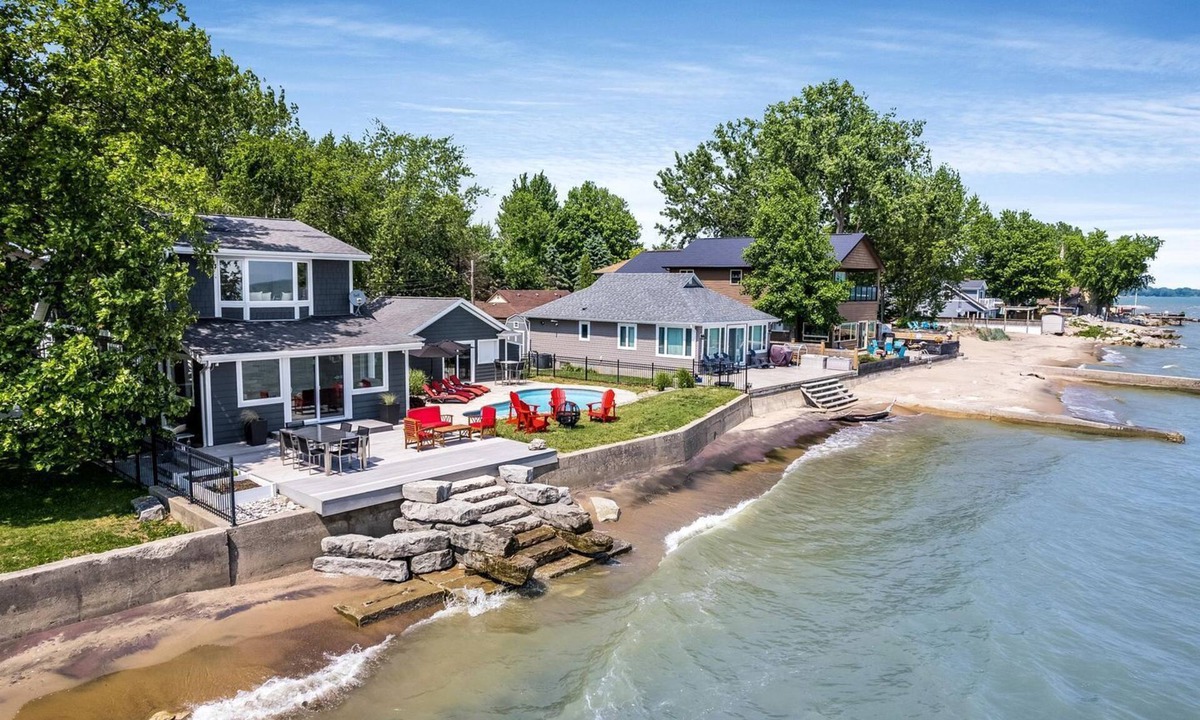 Kingsville Cottage | Beautiful Cottage with Swimming Pool in Kingsville, Ontario