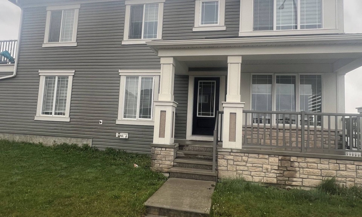 Calgary House | Beautiful, Modren family house 5 min from airport near busstop,resturants,Malls