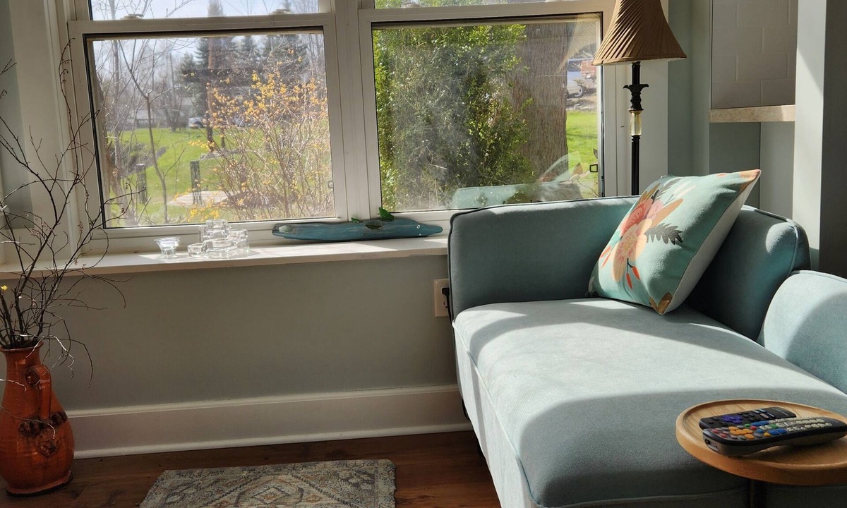 Port Burwell Apartment | Beautiful, relaxing lakeside getaway amid lush gardens and stunning views