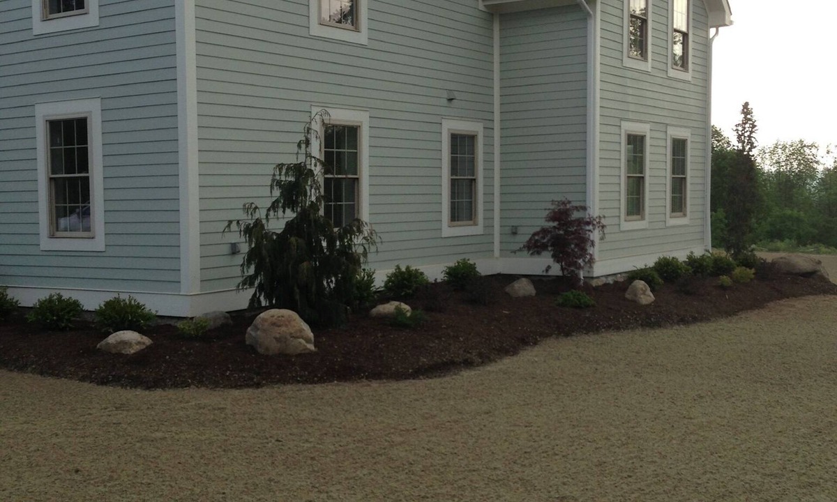 Dundee House | Beautifuly renovated 1840s farmhouse on the Keuka Lake wine trail.