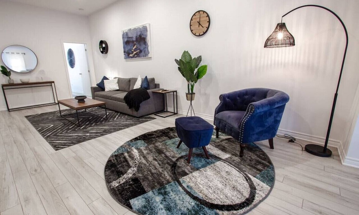 Milton Park Apartment | Blue&Gold/Plateau/St-Laurent/SelfCheck-In/AC/TV