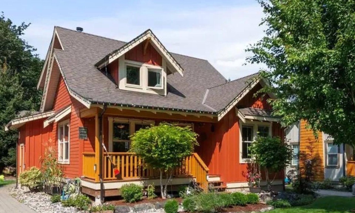 Lindell Beach Cottage | Blue Jay Cottage | Pool + Resort Amenities | Cultus Lake