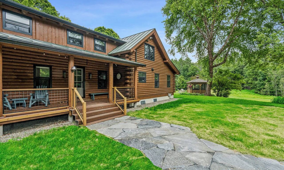 Hartland Cabin | Blue & Sonny Hollow, Modern Cabin with Firepit