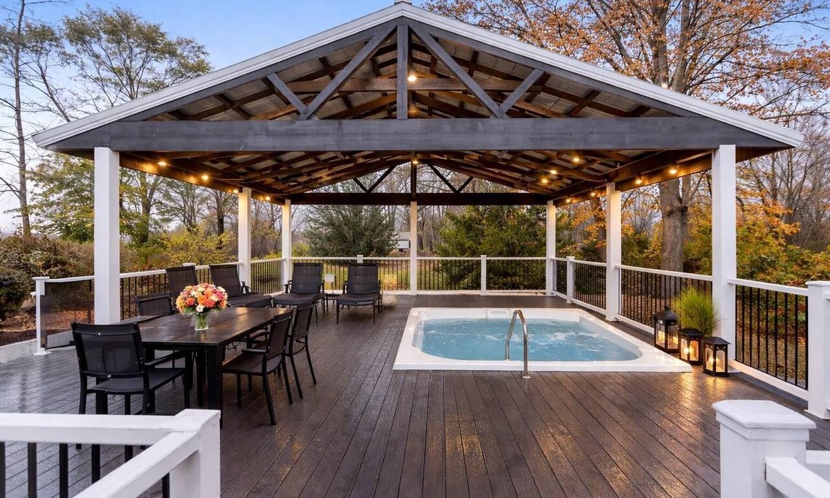 Douglas Hotel | Blue Star #1 Location, Location 12 person hot tub!