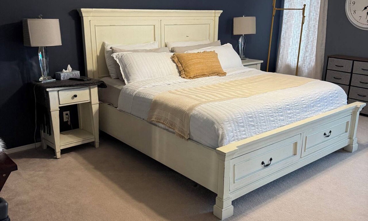 Markerville House | Boutique Lake House in Sylvan Lake | Hot Tub Games Room Sleeps 7