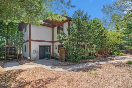 Boyne Falls House | Boyne Mountain Getaway, Unit B
