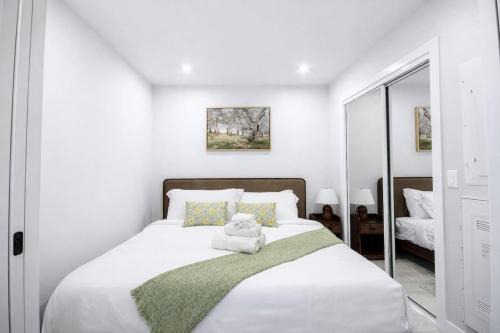 Kensington Apartment | Brand New King Bed Suite Gym UG Park Kensington