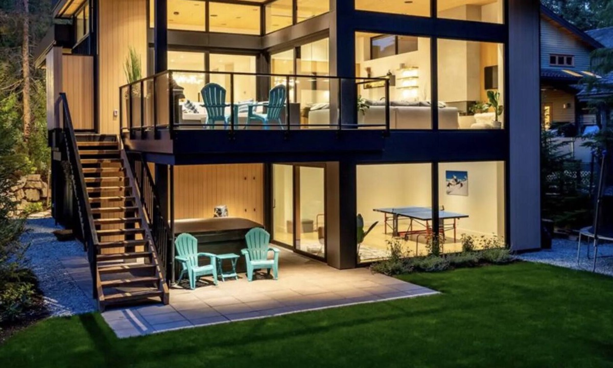 Blueberry Hill Ski Chalet | Brand New Modern Chalet Close to Village, Lifts, Lake, Golf Course, Valley Trail