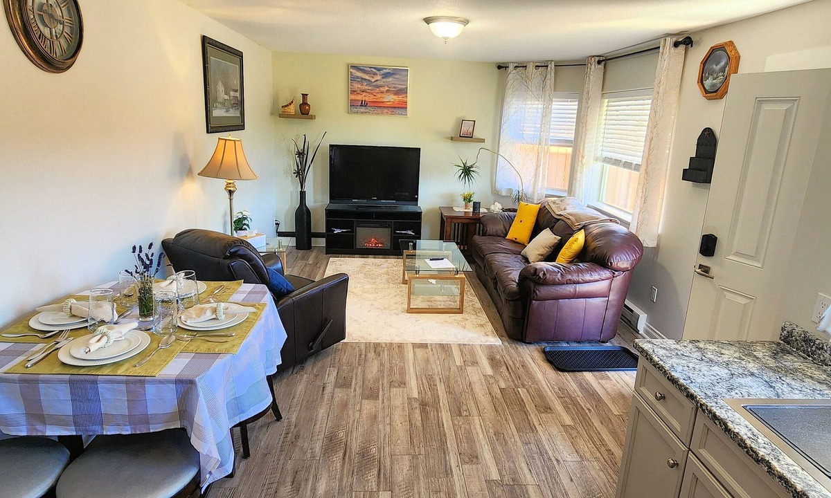 Regional District of Nanaimo House | Bright 2-Bedroom Suite in Nanaimo | Quiet Area | Close to Parks & Shops