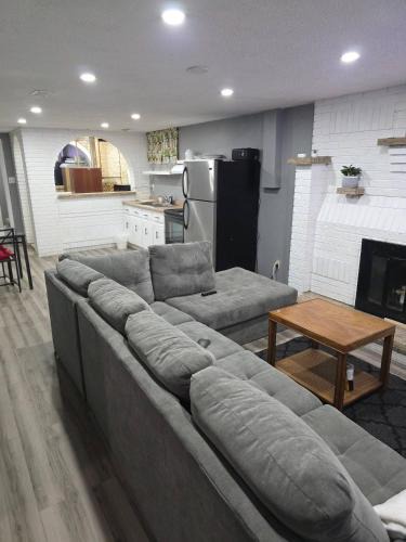 Brampton House | Bright Cozy 2-Bedroom Main Floor Suite
