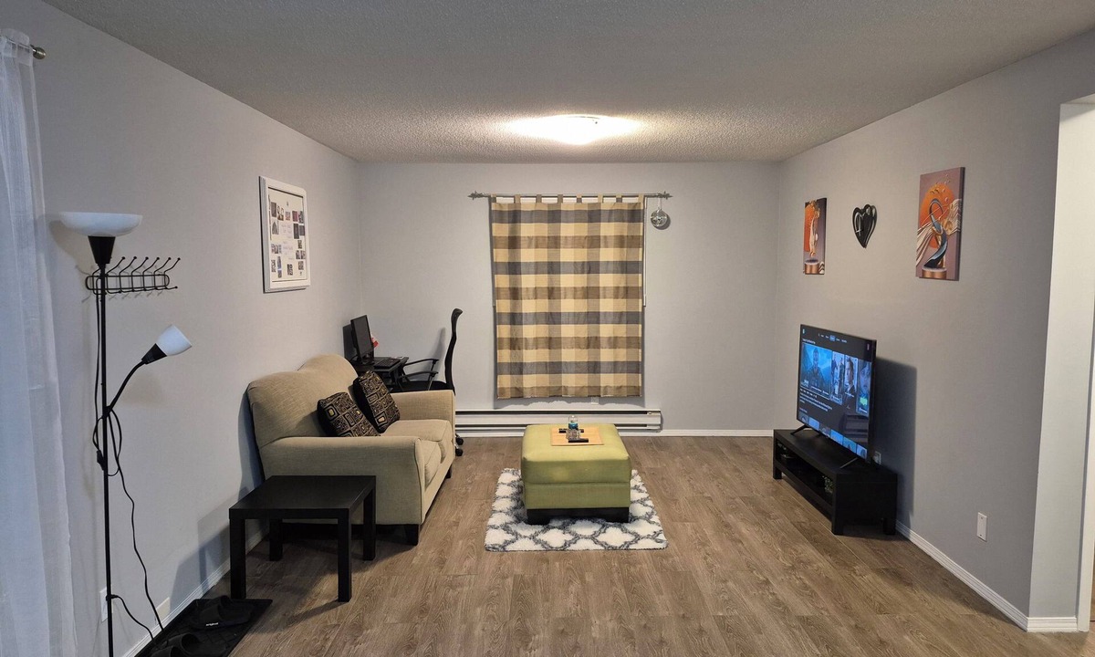Winnipeg House | Bright & Cozy Getaway/Near Garden City Mall