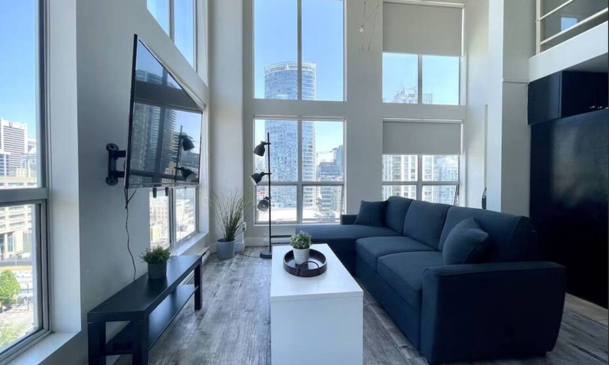 Downtown Vancouver Apartment | Bright Downtown Loft | City Views & Parking