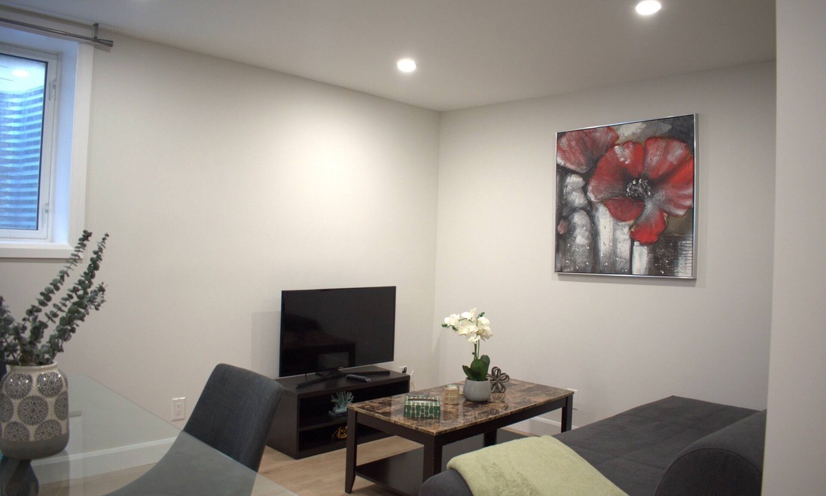 Mississauga Apartment | Bright Modern Walkout Basement Suite 8ft Ceilings