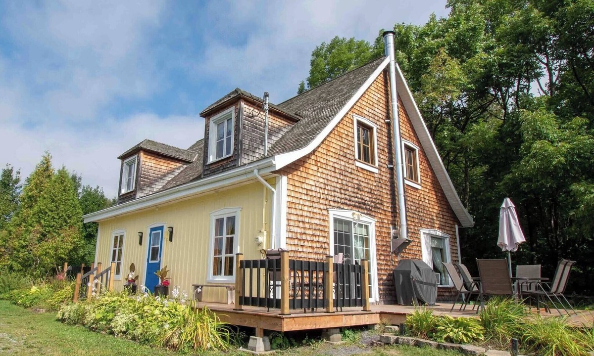 St-Francois-de-l'Ile-d'Orleans Ski Chalet | The Yellow House