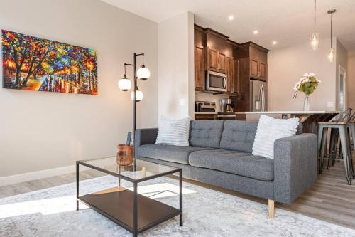 Northwest Calgary House | Calgary NW - AC, Garage, Backyard, Self Check-in, Professionally Cleaned