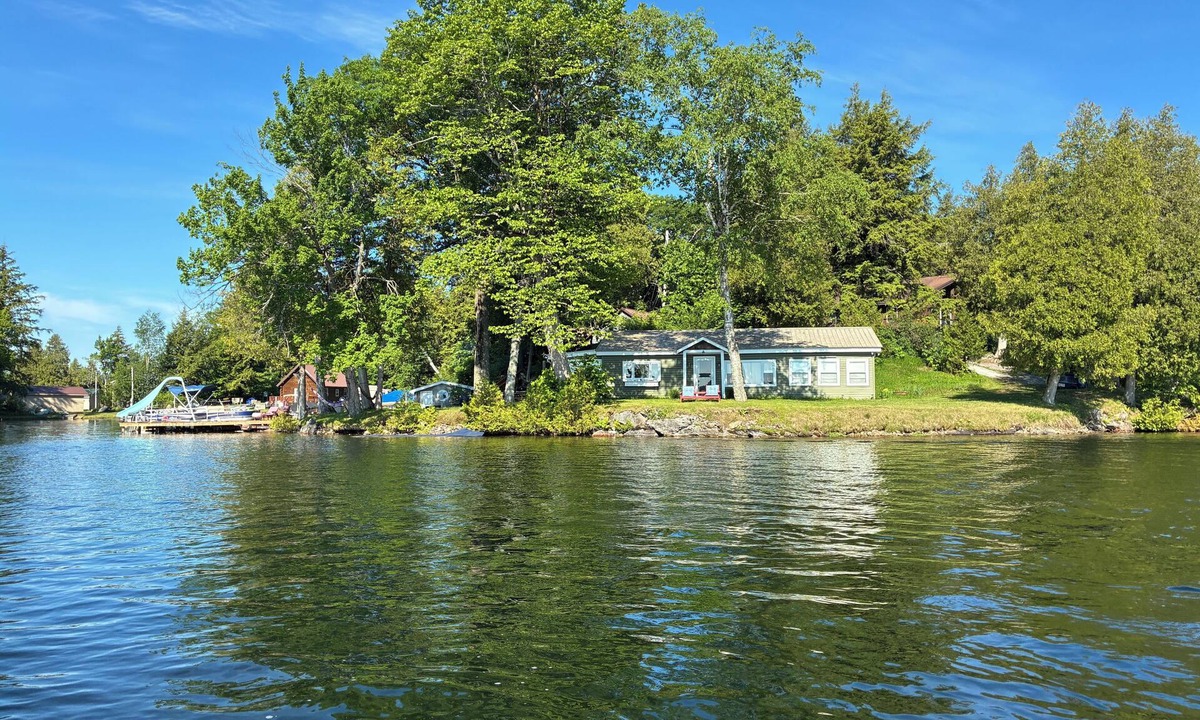 Town of Diana Cottage | CAMP OASIS. Beautiful 3 bedroom waterfront cottage on a peninsula with AC