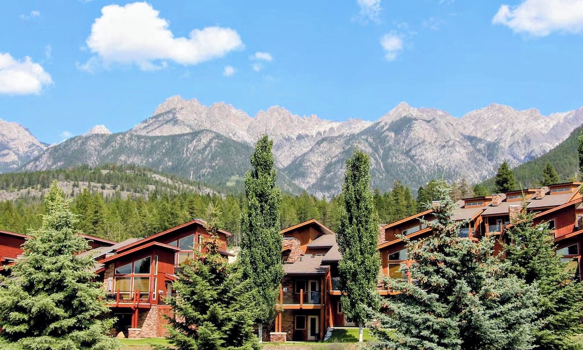 East Kootenay House | Canadian Rockies Retreat: Mountain Views 3 Decks A/C Gas Fireplace