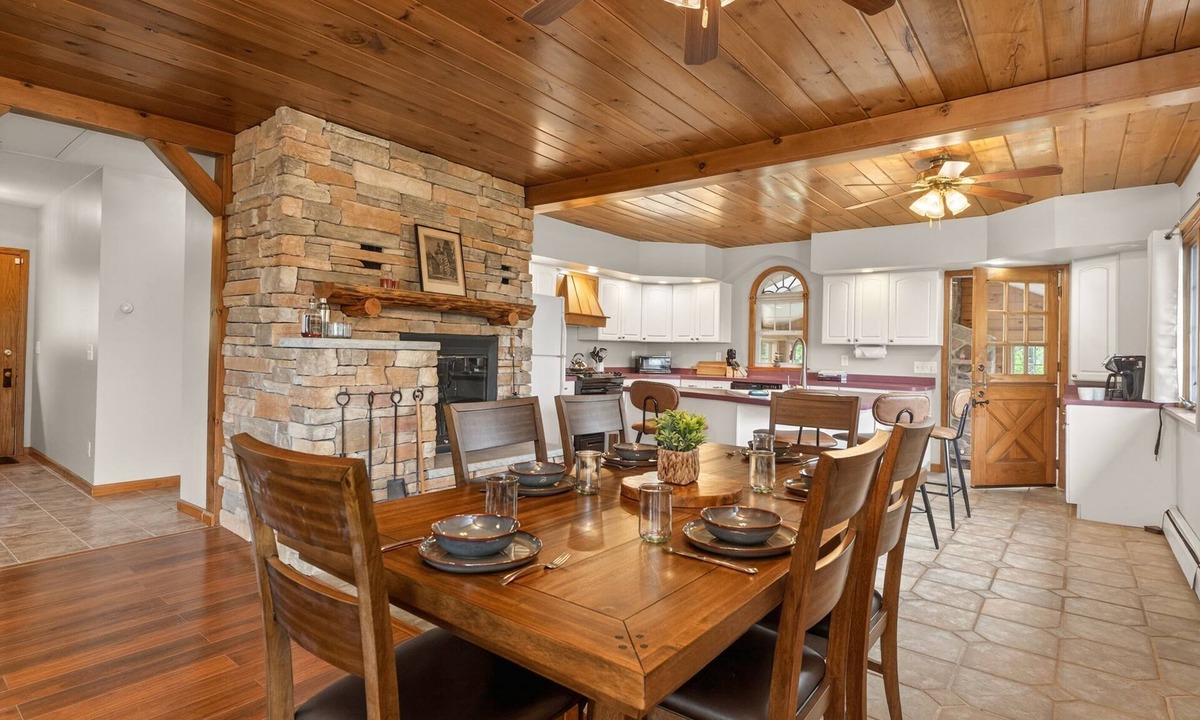 Rushville House | Canandaigua Lake | Near Wineries | Sleeps up to 10 | Hot tub