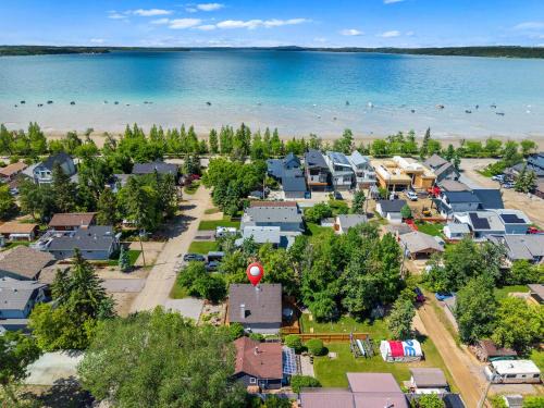 Sylvan Lake House | Casa PaLu Walk to the Beach Gather by the Fire