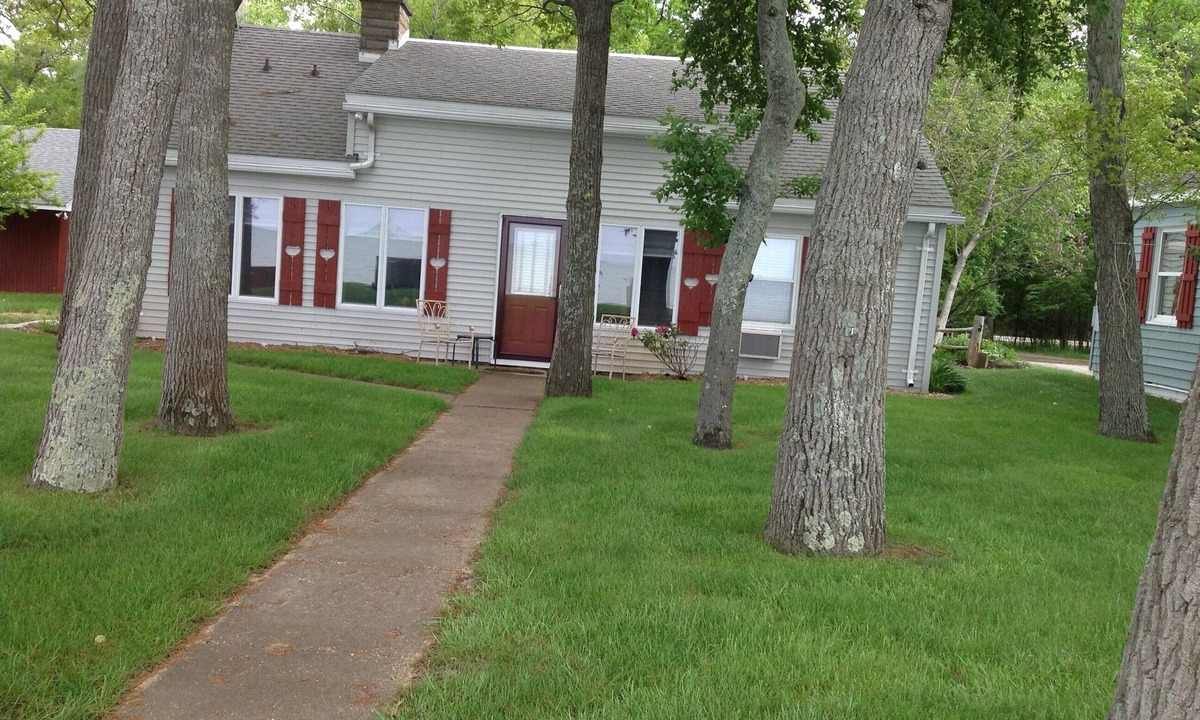 Pigeon Cottage | Caseville, Mi (Sand Point Area Cottage Rental) Cute, Cozy Cottage.