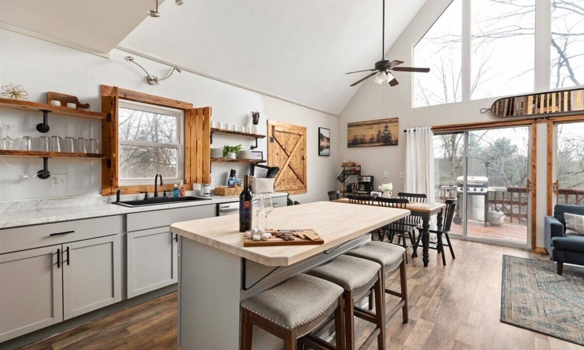 Mount Jackson House | Cece's Chalet: Hot Tub * New Owner Offer