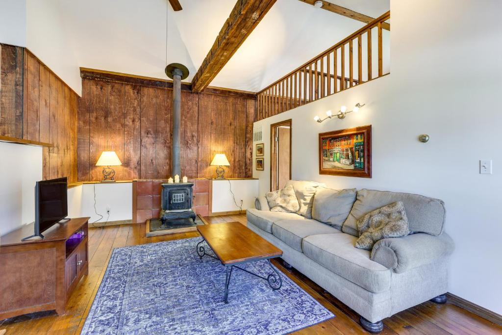 Wayland House | Chagrin Falls Cottage 2 Mi to Town