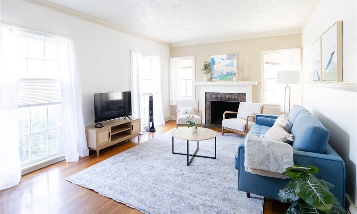 Shaker Heights Apartment | Charming 1st Floor Shaker Heights 2BR, 1BA apartment beautifully furnished.