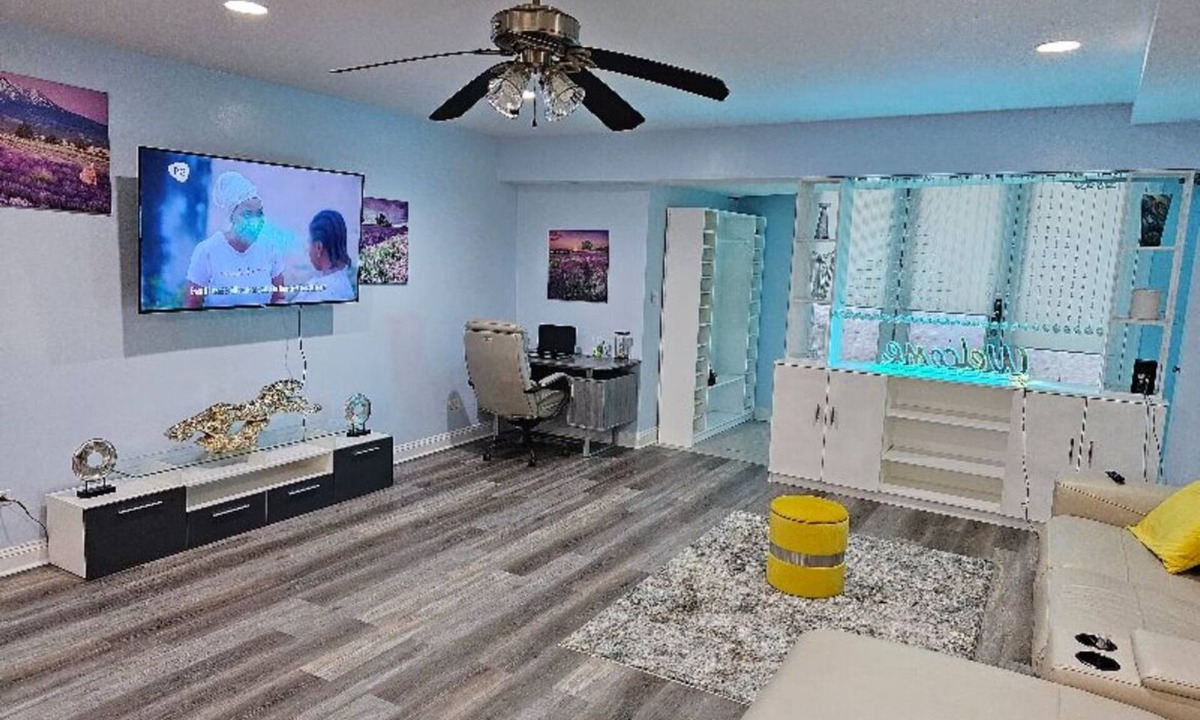 Douglas Condo | Charming 2-bed Garden condo in beautiful Chicago + WiFi, AC, & private parking