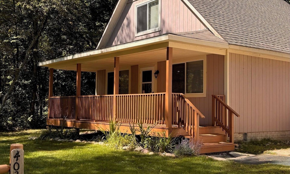 Markey Township Cottage | Charming 2-bedroom cottage in Roscommon