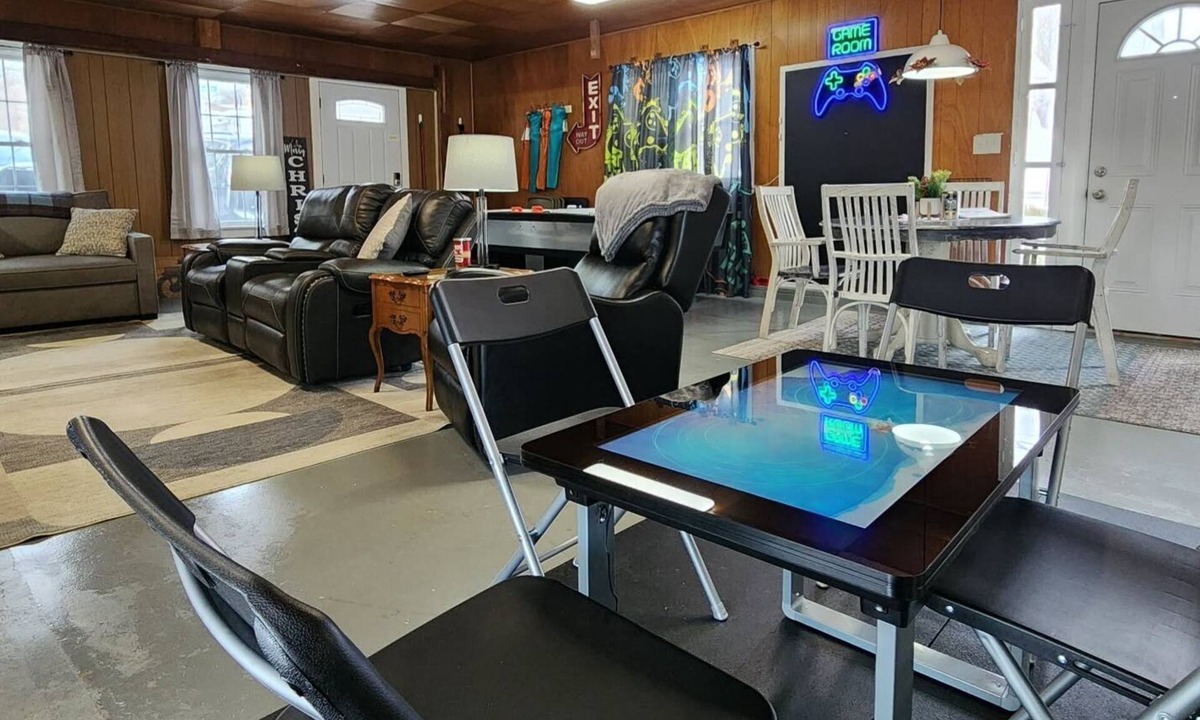 Wadsworth House | Charming 2-bedroom house, AV charger, airhocky and pet friendly