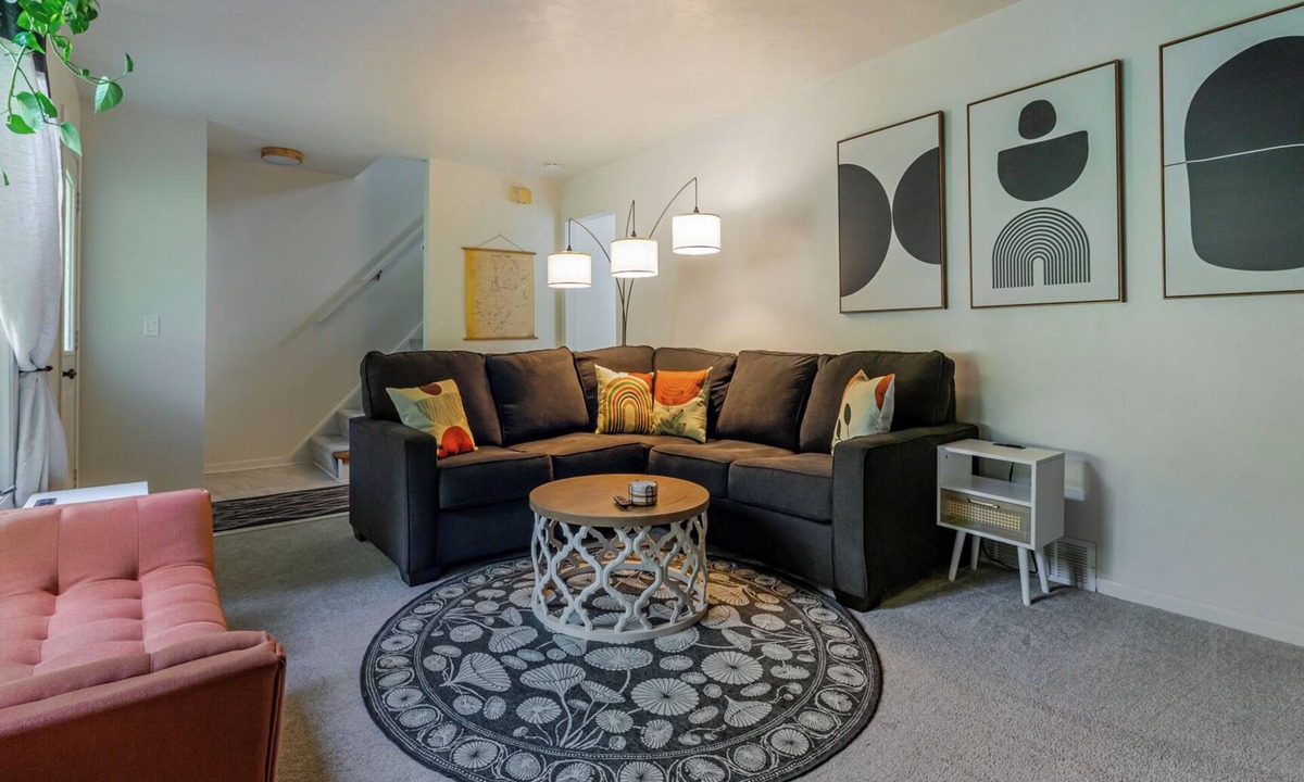 East Lansing House | Charming 2-bedroom townhome - 1 Mile from MSU!