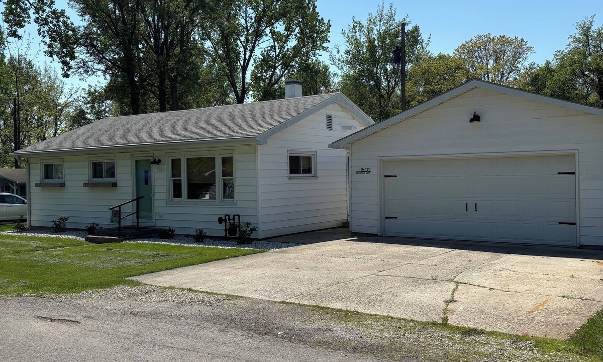 Bay View House | Charming 3-bedroom home in BayView- close to Cedar Point and the Sports Complex!