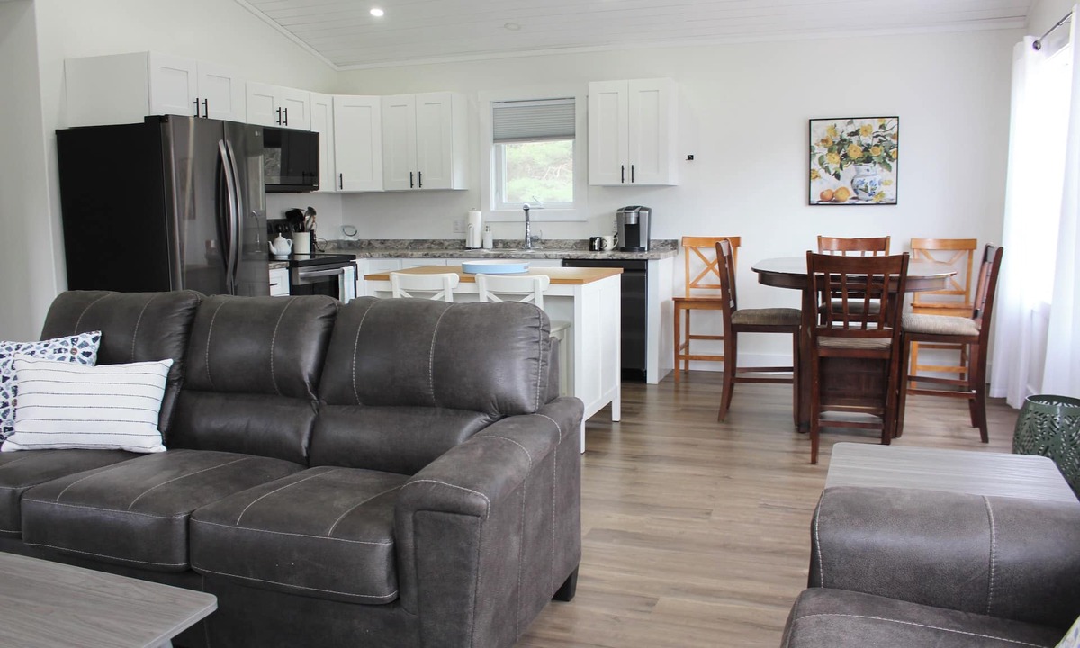 Burlington Cottage | Charming 3BR Cottage Near Cousins Shore Beach