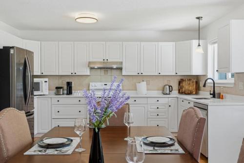 South Surrey Apartment | Charming 4 br Retreat in South Surrey White Rock