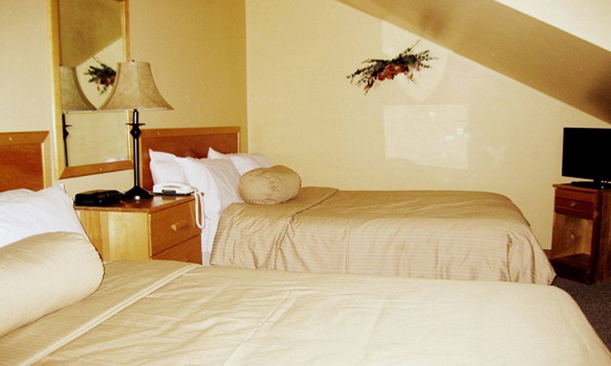 Cochrane Cabin | Charming Loft Rooms with Fireplace at Cochrane, Ontario
