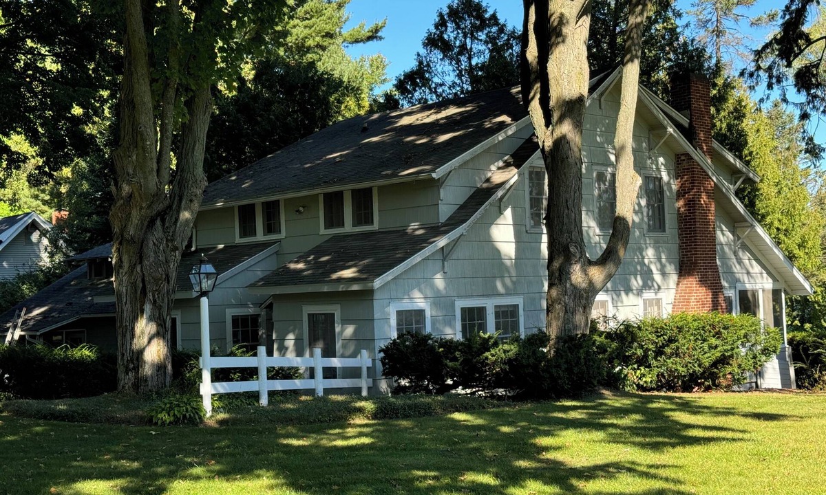 Lake Leelanau Cottage | Charming Vintage Lakeside 4-bedroom Cottage