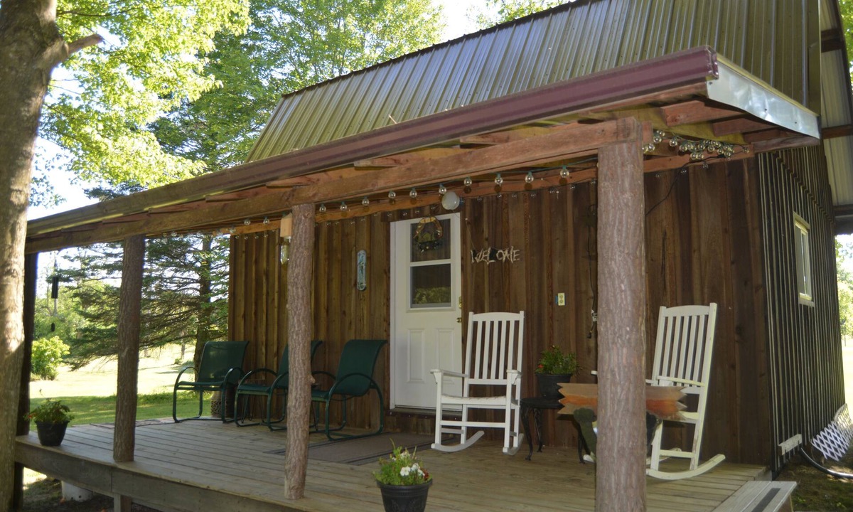 Carlton Cabin | CHASIN' MEMORIES, Cozy, rustic cabin. Close to many boating and fishing lakes.