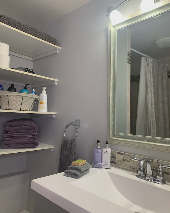 Vanier North Apartment | Chic Artsy Apartment with Parking 5 mins from Downtown
