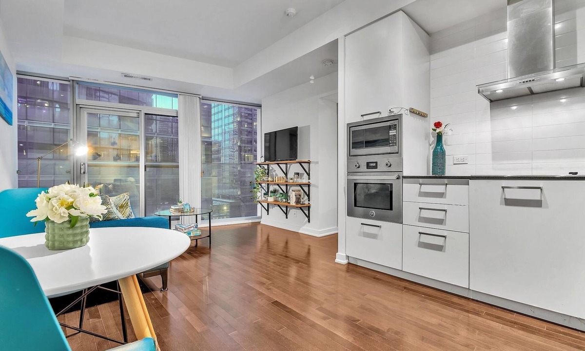 Financial District Apartment | City Escape – Queen + Sofa Bed, Near CN Tower