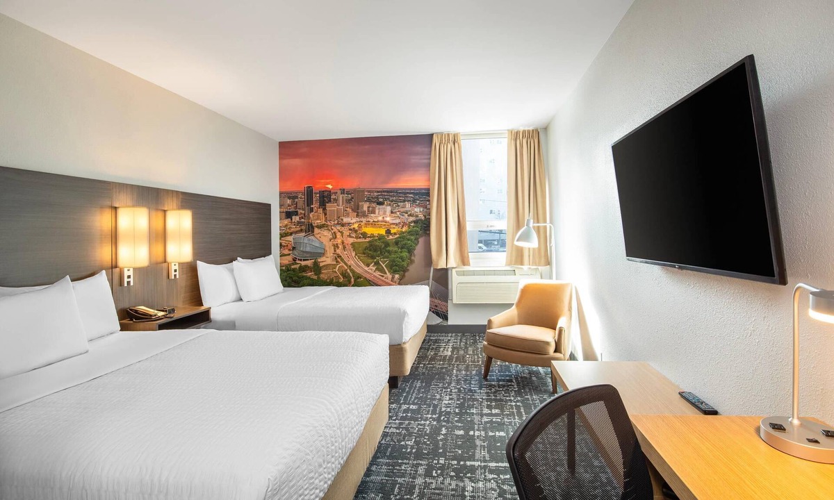 Winnipeg Hotel | Clarion Pointe