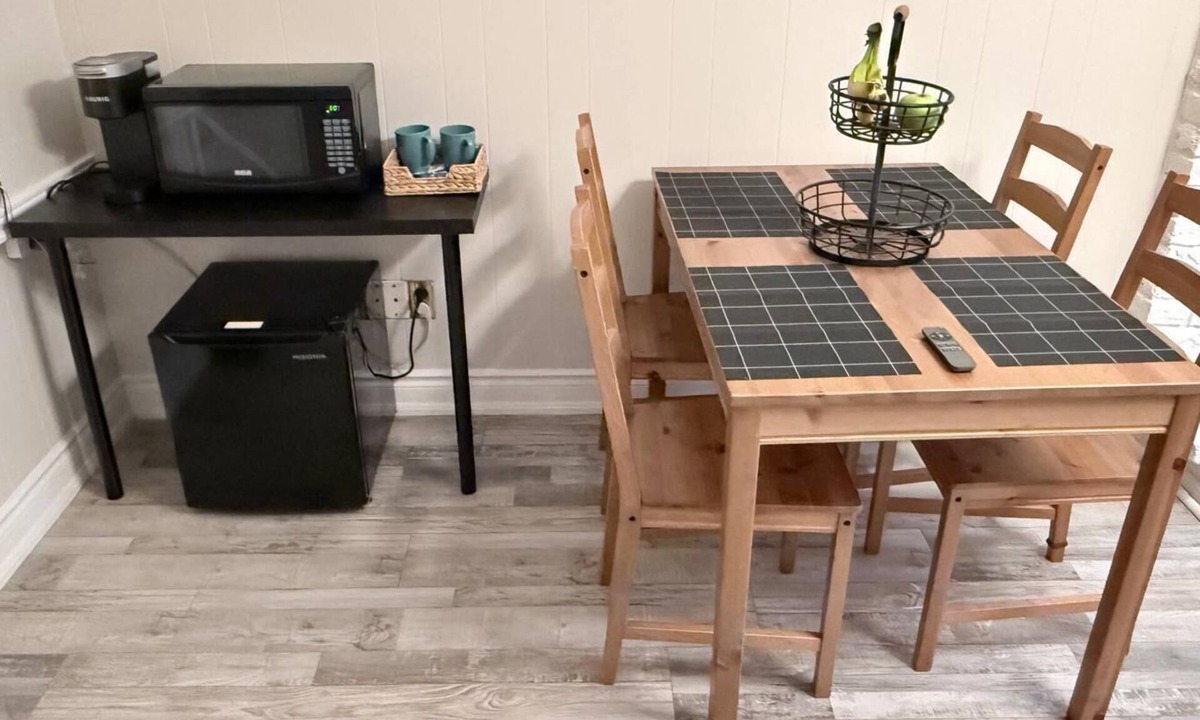 Brampton West House | Clean Retreat Suite - Sleeps 4 (Queen bed+Futon) near Brampton Innovation GO Stn