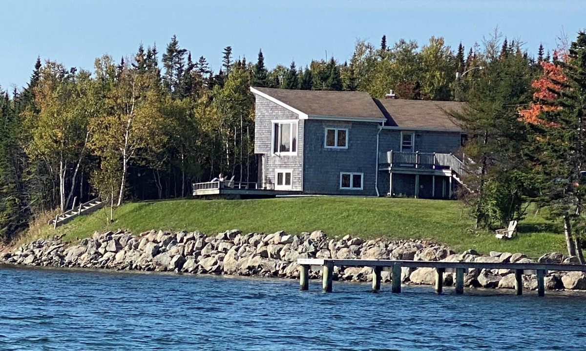 Baddeck House | Coast House on Baddeck Bay with Pano Views and Water Access