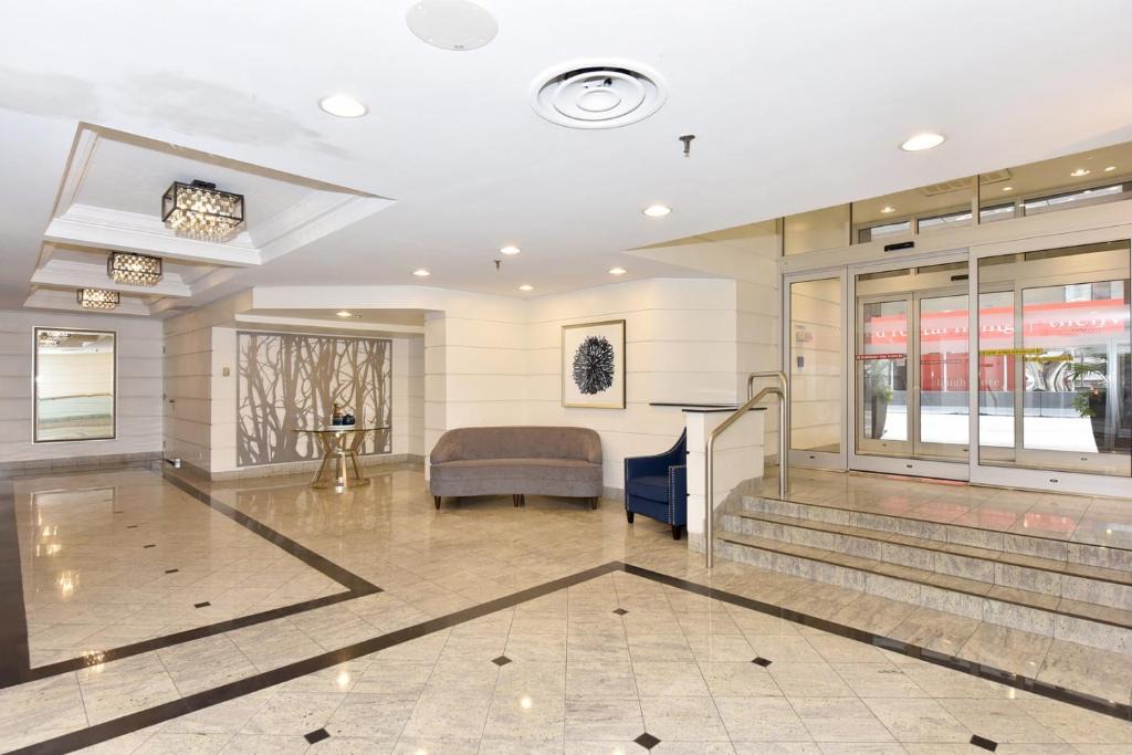 Bay Street Corridor Apartment | Comfortable Downtown Apartment